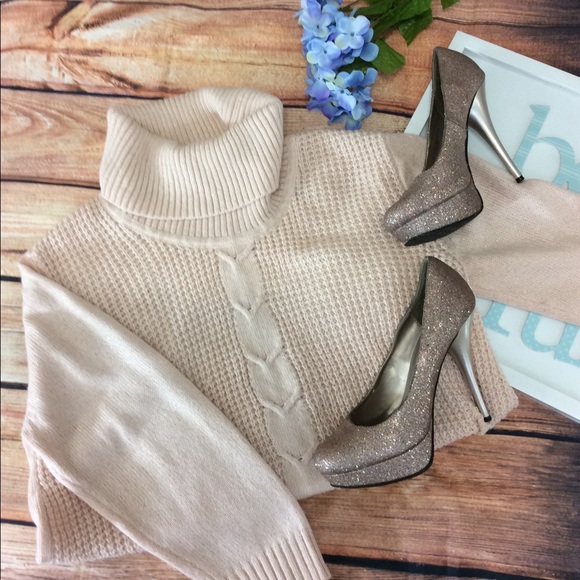 New York & Company Sweaters - New York& Co sweater turtle neck, very soft